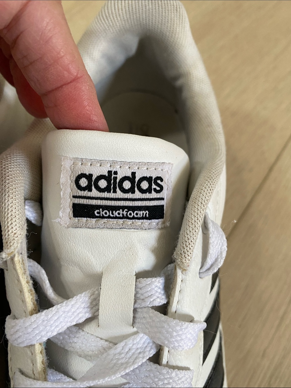 Classic Adidas Neo Cloud Foam Leather Sneakers White Black Stripes 8.5 - Picture 2 of 6